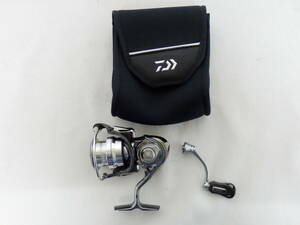 123D639E♪ DAIWA ダイワ 18イグジスト LT 2500 ポーチ付き ※ハンドルノブカスタム品（SLPワークス）中古 