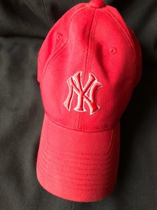 ニューヨークヤンキース Yankees オフィシャル　スナップバック キャップ CAP 赤　帽子　キャップ　野球帽　フリーサイズ　男女兼用