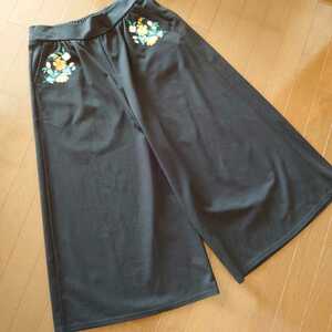 送料無料　花柄刺繍ポイント　ワイドパンツ　大きめLサイズ　黒