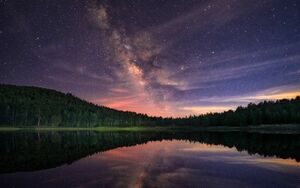 天の川銀河 湖面反射 森林 シンメトリー ミルキーウェイ 恒星 天体 神秘 壁紙ポスター 特大ワイド版921×576mm （はがせるシール式） 008W1