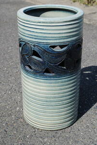 網目模様　円柱形　くり抜き葉っぱ模様　陶器製　傘立て　高420　口径230(185)ミリ　