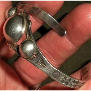 超希少!VTG NAVAJO 1930’s DOMED&MOUNTAIN STAMP SILVER BRACELET USA HOPIナバホビンテージドーム&マウンテンスタンプシルバーバングル