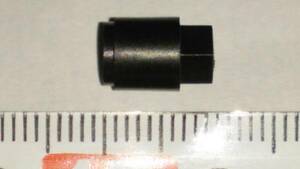 用途不明部品 外径7mm 凸六角対辺5mm 高さ3mm 穴径3mm弱＝M3ボルト直接ネジ切り可能 送料格安84円