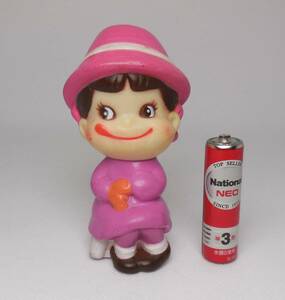 ペコちゃん ピンク帽 おすわりポーズ 人形 ソフビ人形 約9ｃｍ