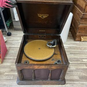 M-1235★140サイズ Victrola ヴィクトローラ ビクトローラ VV1-80 蓄音機 卓上型 昭和レトロ アンティーク 動作未確認 ジャンク