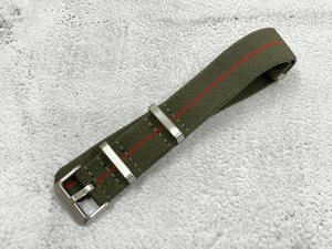 ラグサイズ：22mm NATO 腕時計ベルト 伸縮素材 ファブリック ストラップ カラー：カーキ/レッド ナイロン ゴムバンド TF02