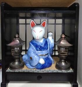 希少 招き狐 陶器製 置物 高さ約20.5㎝ お稲荷様 稲荷神社 招き猫 縁起物 仏教美術 神道 お稲荷さん 専用飾りケース付き 高さ約32㎝