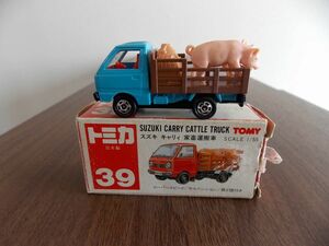 ＊387 トミカ　赤箱ジャパン物　スズキ　キャリー　家畜運搬車　本体程度よいです　豚ちゃん2頭います！！　透明ケース付き