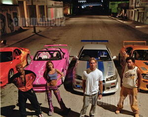 映画『ワイルド・スピードX2』レース前に愛車の前に立つ4人写真/ポール・ウォーカー、アマウリー・ノラスコ、デヴォン青木