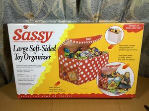 Sassy サッシー　ソフトサイドトイボックス　ガール　レッド　Sassyのビブ、ラトル、ハンドタオルのおまけ付　①