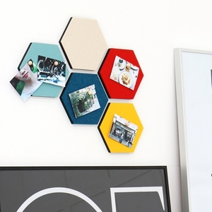 【送料込】壁面にメモや写真等を留められる六角形のフェルト製ディスプレイボード×5色+ミラー（計6枚）