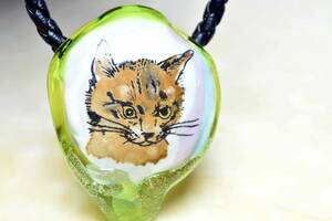 猫のペンダントトップ　ガラス工芸家の創作した一点物のガラスのアクセサリー。トンボ玉 (ｙ2544-476 ) glass accessory 
