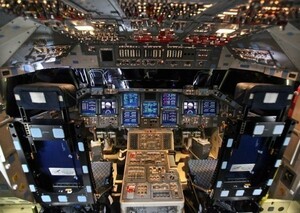 コックピット スペースシャトル エンデバー NASA 絵画風 壁紙ポスター 特大A1版830×585mm（はがせるシール式）012A1