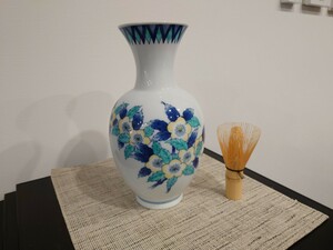 小笠原藤右衛門 作　伊万里焼(大川内焼)　色鍋島　花瓶　高約24cm　　