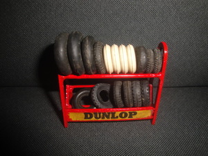 dinky "DUNLOP" Tyre Rack Junk(’６０年代絶版）珍しい赤色フレームのタイヤラック、破損修理箇所あり、ジャンク