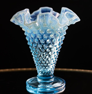 フェントン ブルー オパールセント 乳白色 ホブネイル ラッフルドリム 花瓶 ベース グラス ビンテージ インテリア ディスプレイ アメリカ