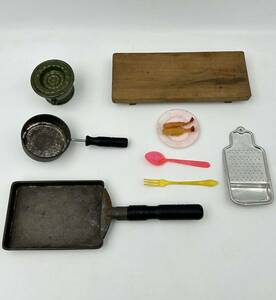 当時物◯昔のままごと道具　金属製鍋　陶器製コンロ　プラスチックフォーク、スプーン、エビフライ　など◯おままごと　レトロ
