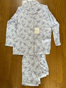 新品未使用タグ付き、長袖 パジャマ 、パープル色、花柄、Mサイズ、綿100%、ゴム取替口付き、日本製