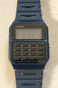 カシオ CASIO CA-53W 電卓付き チープカシオ 美品 飲み会の割り勘計算に重宝します 紺色 ブラック液晶 