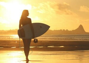 日の出の女性サーファー シルエット ビーチ サーフィン 絵画風 壁紙ポスター 特大A1版 830×585mm（はがせるシール式）009A1
