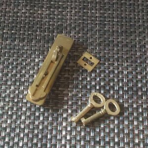 アンティーク金物　真鍮レトロ　栓錠セット75-17ｍｍ　引き戸錠　鍵付き　鍵穴プレート付き　洋館　古民家