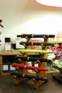 木製 万年筆 置き ボールペン ガラスペン 展示 ラック ディスプレイ スタンド ハンドメイド アンティーク ビンテージ 16pine