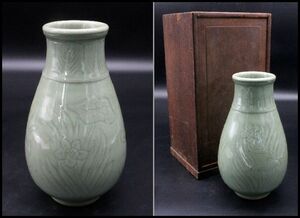 中国古美術品　青磁　貼花草花文四花瓶 24cm　 時代箱