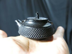 A　豆鉄瓶①　金工　茶　茶道具 　煎茶道具　鉄瓶
