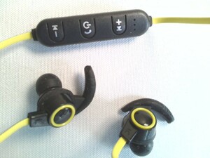 Bluetooth イヤホン マイク内蔵 音量調節 スポーツ ／USBケーブル付き　未使用