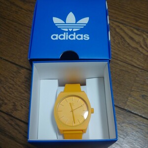 【1円～売りつくし！】ブランド adidas 腕時計 黄色 ウレタンベルト 新品未使用品 販売終了品 入手困難 Z102903-00