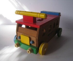 ミキハウス　FIRST　木製　玩具　バス　乗り物　乗っても、パズルとしても遊べるカラフルな木製のパズルバス /21N12.7-29