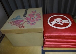 未使用の座布団5枚組・箱入り・２SETの出品です