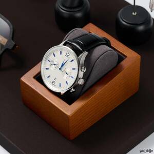 時計スタンド　保護する枕付き ダークグレー １本 無垢材の時計スタンド プレミアム天然木時計スタンド ディスプレイ収納を使用