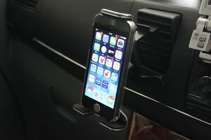 携帯　スマートフォン　iphone アイフォン　ホルダー　車内のエアコンルーバー　吹き出し口に装着　スタンドタイプ