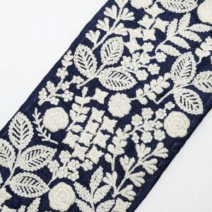 インド刺繍リボン 約90mm 花模様 紺ベース