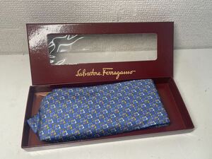 新品　未使用　Salvatore Ferragamo サルヴァトーレ　フェラガモ　ネクタイ メンズ　イタリア製 シルク　ブルー系