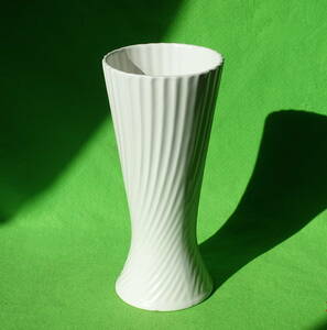 白色の陶器製の花瓶　