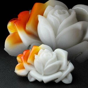 JK477 和装小物 硝子製 白色/橙 薔薇図帯留 横4.8cm 重19.2g・ガラス帯留め・玻璃薔薇圖帶扣 装飾具