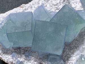 【新出】内蒙古産六面体藍色蛍石・2・45g程度（中国産鉱物標本）