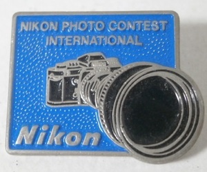 当時もの NIKON カメラ型 ピンバッジ ブルー 青 70s 80s Vintage ニコン 金属製 メタル バッジ カメラ グッズ 記章