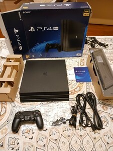 付属品完備　 PS4pro CUH-7200B　本体一式　　送料無料　 動作品 　縦置きスタンド　おまけ付き　pro最終タイプ　ダウンロードソフト付き