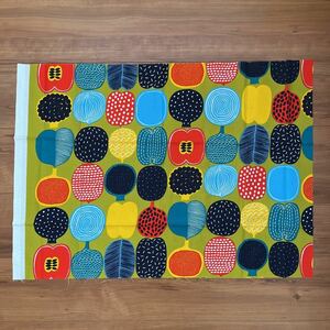 未使用 marimekko Kompotti コットンファブリック グリーン 巾約70cm×50cm マリメッコ コンポッティ ハーフカット カットクロス