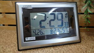 〇ひ729.CITIZEN 8RZ182 置時計 掛け時計 デジタル ソーラー電源式電波時計 温度湿度表示 カレンダー 