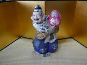だるまを持って二ッと微笑む大きな古い恵比寿さん（土製）