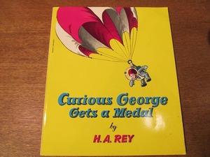 洋書絵本「Curious George Gets a Medal」おさるのジョージ