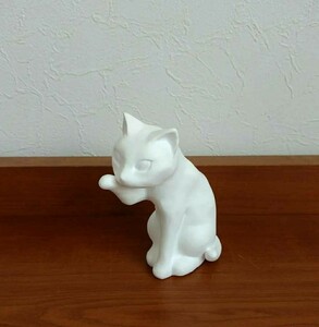 ハンドメイド　猫の置物　招き猫　北欧雑貨風　石膏像　ホワイト 置物