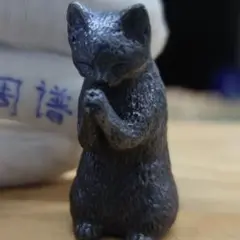 純銅で作られた古びた猫が月を拝む姿は、招き猫です。