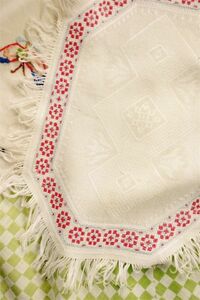 40x30cm　フランスアンティーク　手刺繍手縫　シルクリネン　 ルージュとダマスク的花壇　おとぎ話的テーブルセンター　刺繍　ヴィンテージ