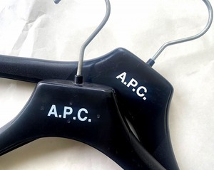 A.P.C.（アーペーセー) プラスチック ロゴ ハンガー ジャケット コート LOGO Hanger 2本セット ブルゾン APC