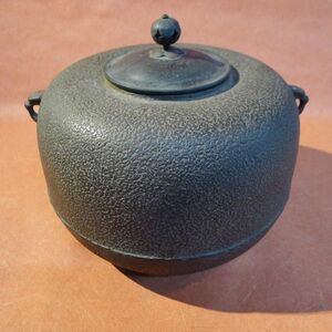h097 茶道具 釜 炉釜 伝統工芸品 重さ3.5kg 寸法：約直径24㎝×高さ19㎝ /80